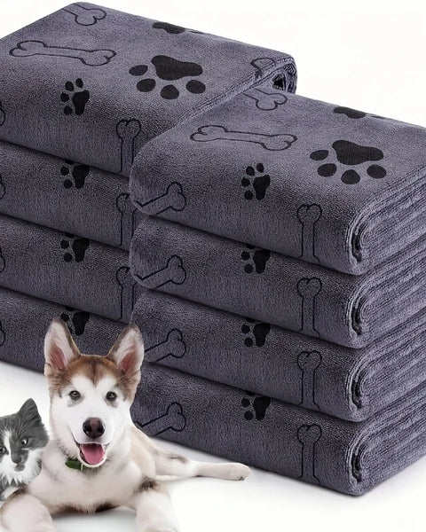 Microfiber pet towel for dogs and cats that quickly absorbs moisture and speeds up drying after baths, swimming, or walks.